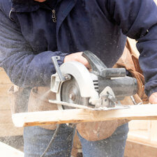Cutting wood with a circular powersaw